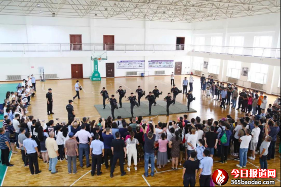巡特警支隊(duì)組織開展向人民報(bào)告暨警營開放日活動519.png