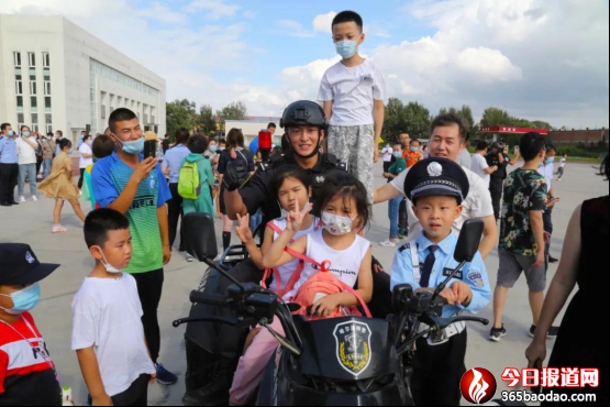 巡特警支隊(duì)組織開展向人民報(bào)告暨警營開放日活動689.png