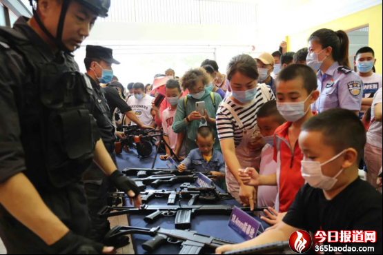巡特警支隊(duì)組織開展向人民報(bào)告暨警營開放日活動255.png