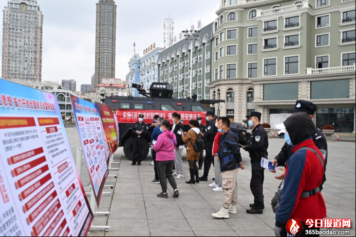 【能力作風(fēng)建設(shè)】普法宣傳進萬家 全民學(xué)法掀熱潮1110.png
