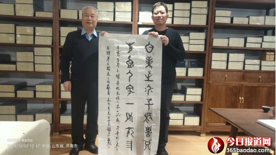 丁再獻(xiàn)題聯(lián):走近插花文化藝術(shù)家袁乃夫816_副本.jpg