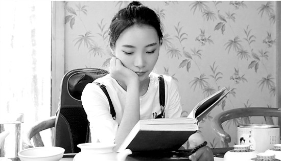 她在生活中讀書(shū).jpg
