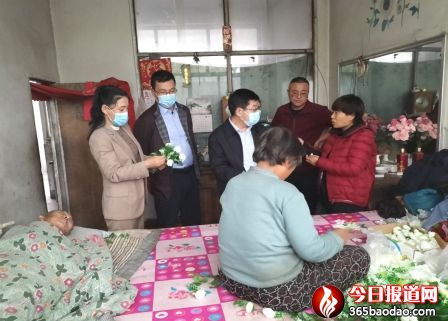 唐山市殘聯(lián)來(lái)遷西縣考察殘疾人家庭人造花加工項(xiàng)目454_副本.jpg